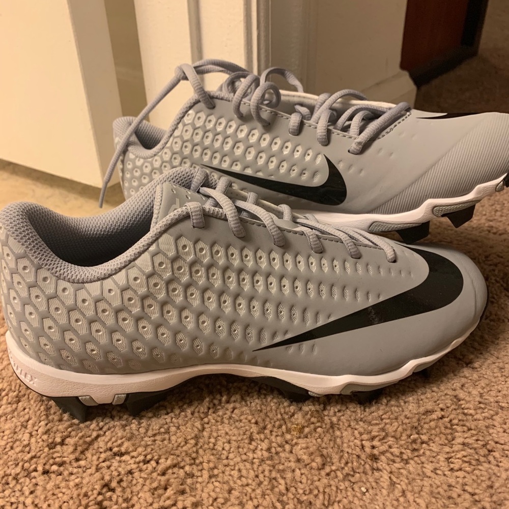 🤍BRAND NEW GREY NIKE CLEATS